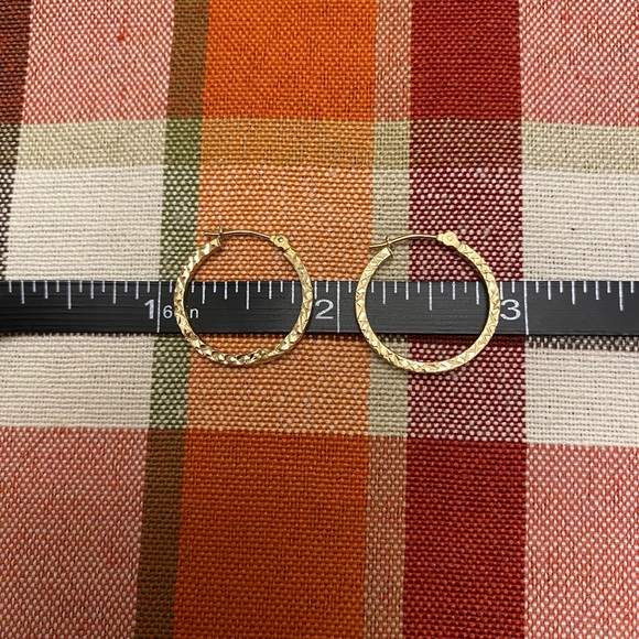 Awesome 14kt yellow gold approx 1 inch diamond cut hoop earrings - Picture 6 of 7